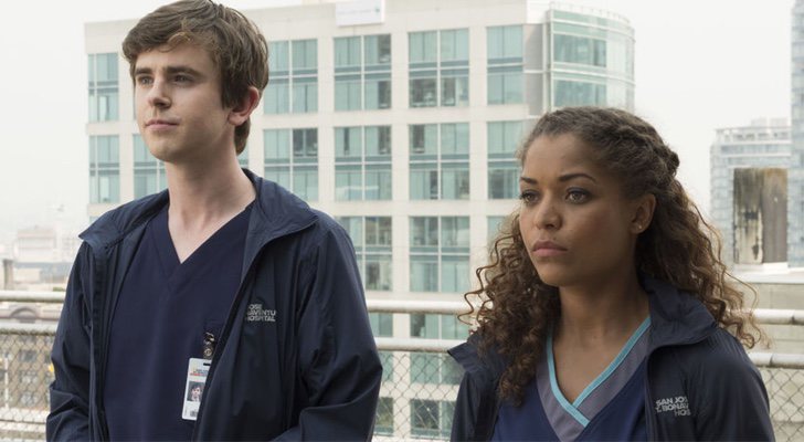 Freddie Highmore y Antonia Thomas como Shaun y Claire en 'The Good Doctor'