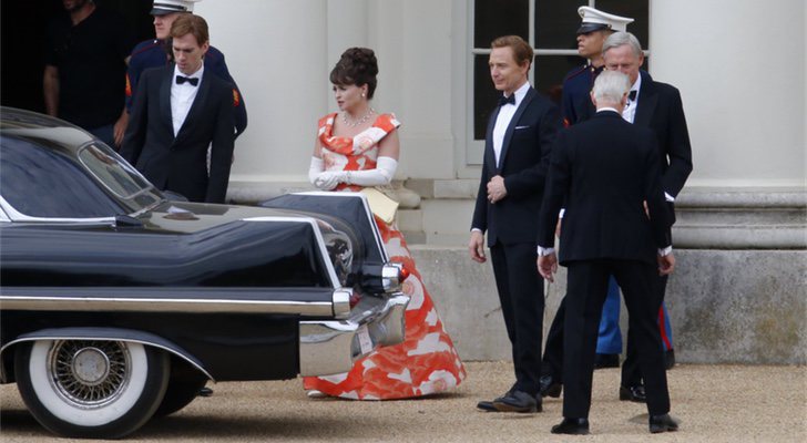 Helena Bonham Carter y Ben Daniels en el rodaje de 'The Crown'