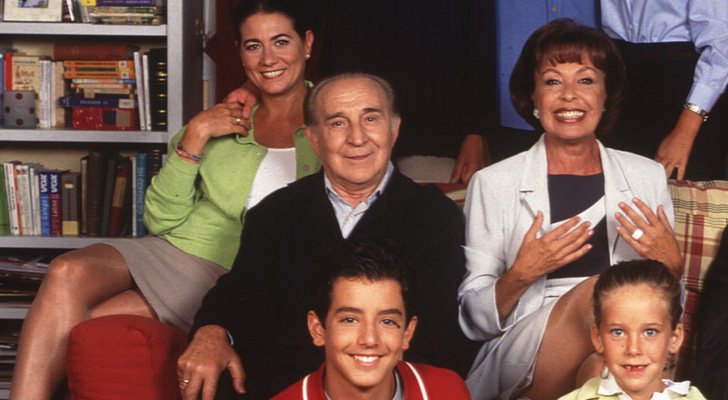 Pedro Peña era Manolo en 'Médico de Familia', en la foto junto a Luisa Martín, Gemma Cuervo y Aarón Guerrero