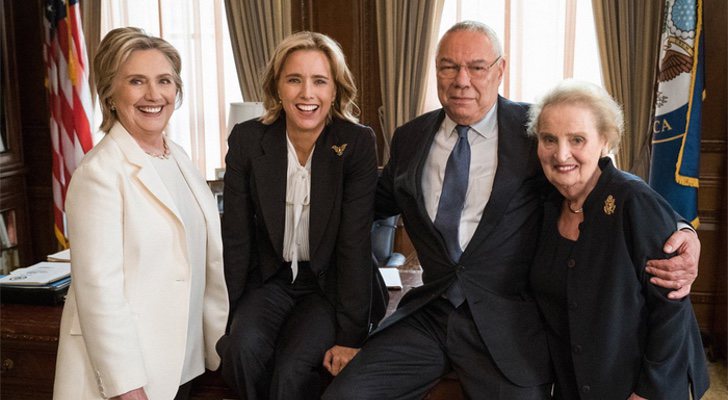 Hillary Clinton, Téa Leoni, Colin Powell y Madeleine Albright en el set de 'Madam Secretary'