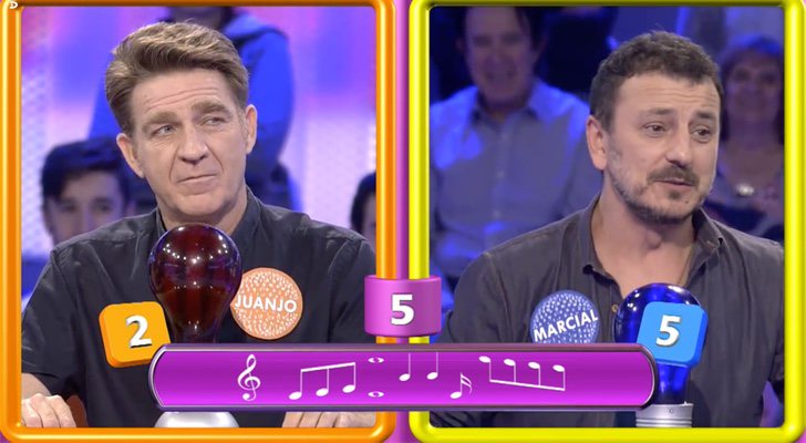 Juanjo Artero y Marcial Álvarez, de 'El comisario', compitiendo en una prueba de 'Pasapalabra'