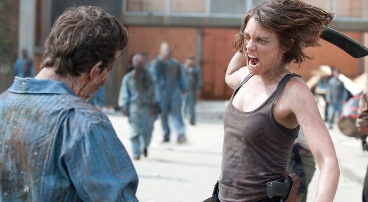 Lauren Cohan como Maggie en plena lucha con uno de los zombis de 'The Walking Dead'