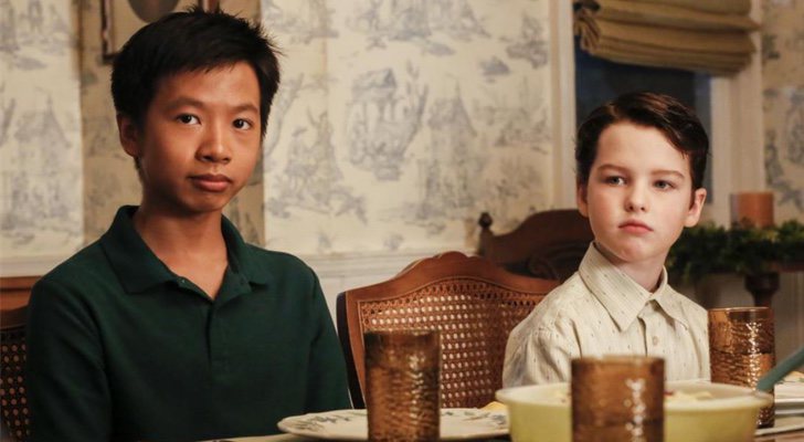 Ryan Phuong e Iain Armitage en 'Young Sheldon'