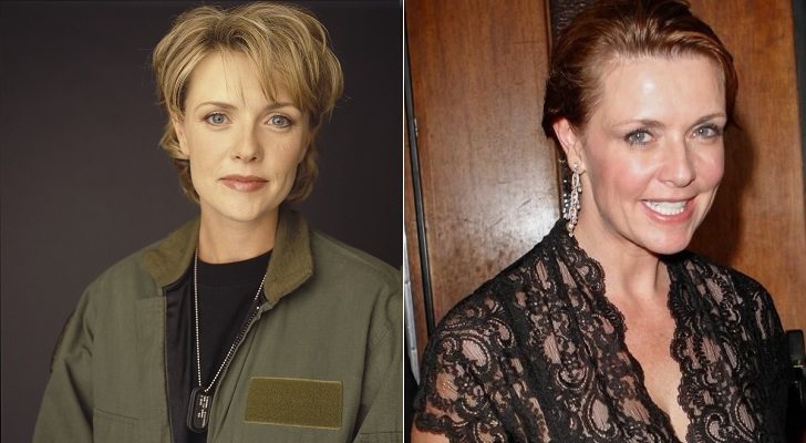 A la izquierda, Amanda Tapping en 'Stargate SG-1'; a la derecha, en la actualidad