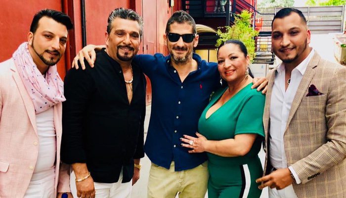 Jacobo Eireos junto a la familia Fernández Navarro de 'Los Gipsy Kings'