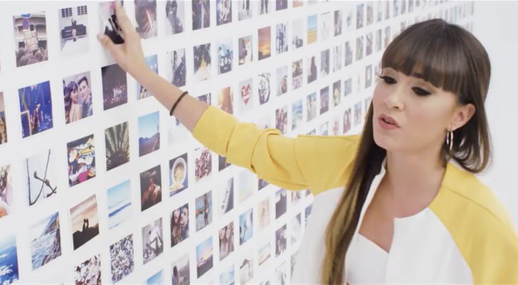 La primera foto que Aitana arranca en el videoclip de "Teléfono"