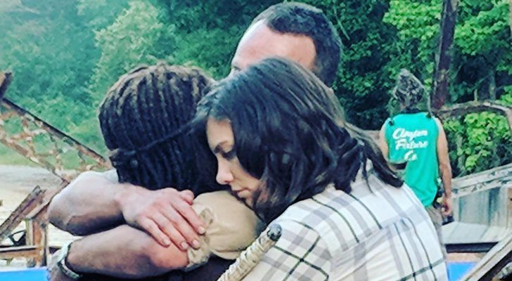Danai Gurira, Andrew Lincoln y Lauren Cohan se abrazan en el set de 'The Walking Dead'
