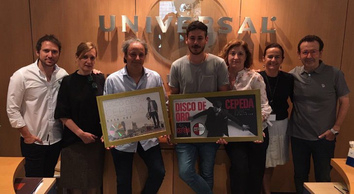 Cepeda recibe dos Discos de Oro con el equipo de Universal Spain, incluido Manuel Martos