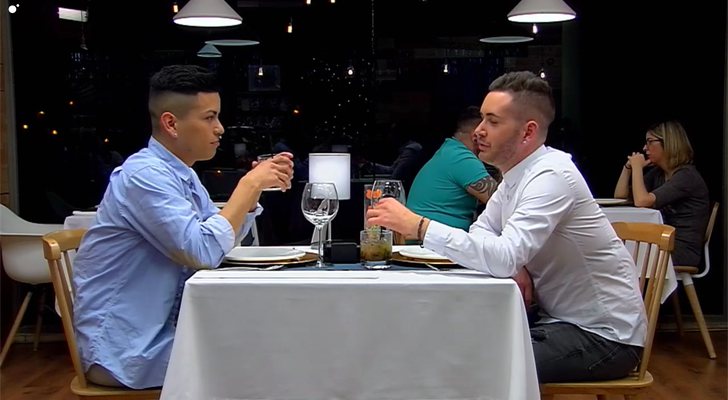 Richi y Rafa cenando en 'First Dates'