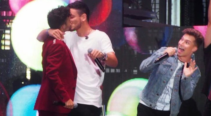 El beso entre Agoney y Cepeda en el concierto de &#39;OT 2017&#39; en Gijón