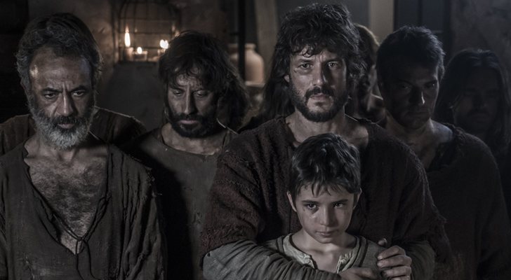 Bernat Stanyol y su hijo con otros ciudadanos en &#39;La catedral del mar&#39;