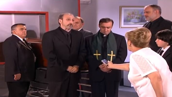 Juan Cuesta en el funeral de Paloma en 'Aquí no hay quien viva'