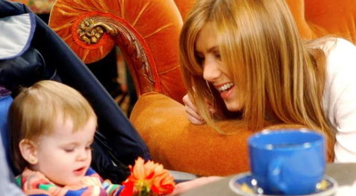 Jennifer Aniston con una de las gemelas Shledon en 'Friends'