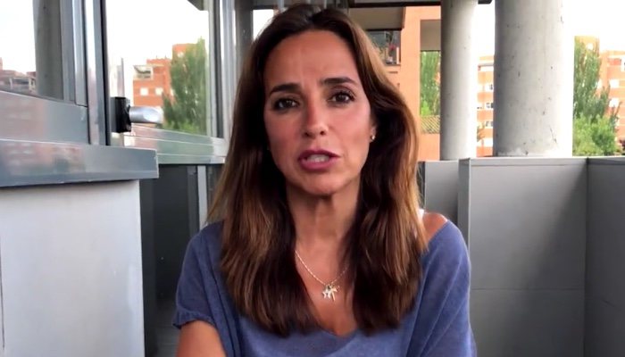 Carmen Alcayde habla para las cámaras de Telecinco