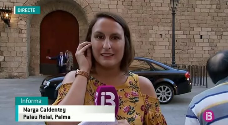 La periodista mallorquina intentando informar en directo