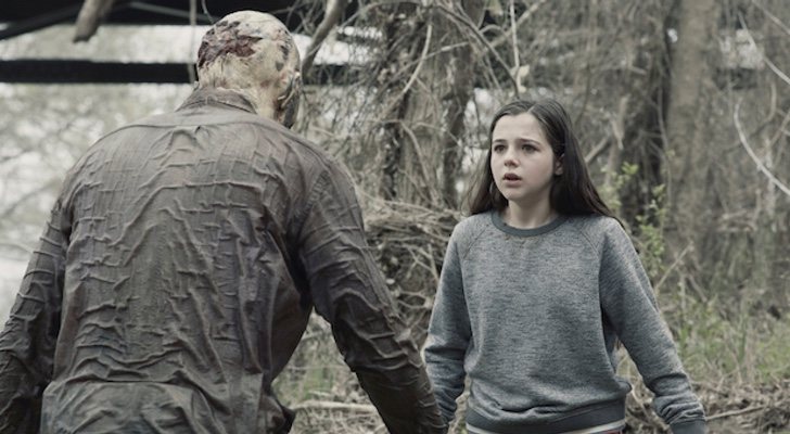 Alexa Nisenson como Charlie enfrentándose a un infectado