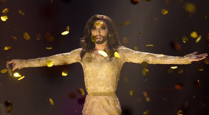 Conchita Wurst celebrando su victoria en el Festival de Eurovision 2014