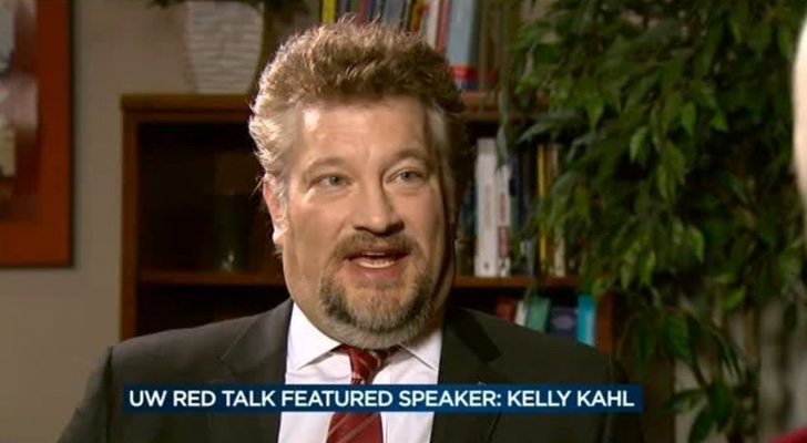 Kahl en una entrevista televisiva