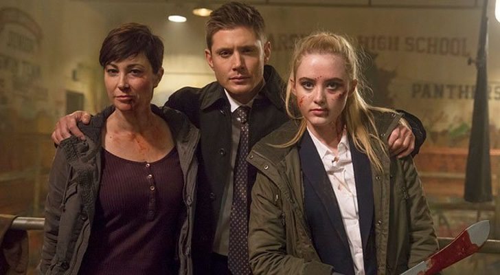 Jensen Ackles con Kim Rhodes y Kathryn Newton