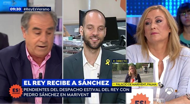 Detrás de Elisa Beni, señora del público durmiéndose