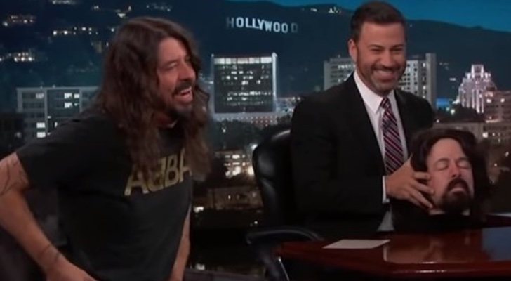 Dave Grohl y Jimmy Kimmel con la cabeza decapitada