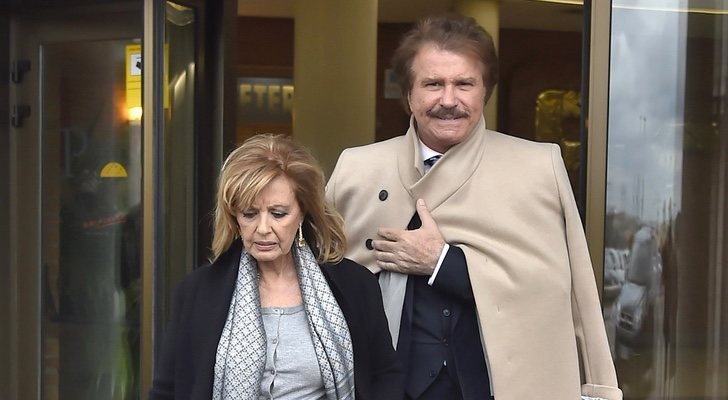 María Teresa saliendo del tanatorio junto a su pareja Edmundo Arrocet