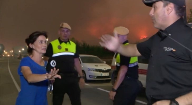 Momento en el que la periodista pide a los agentes realizar el directo