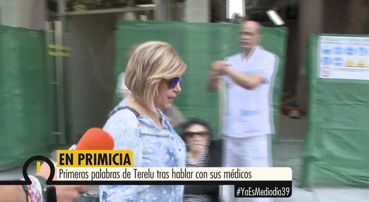 Terelu Campos saliendo del hospital