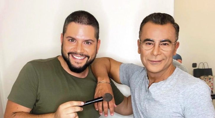 Jorge Javier acompañado de su maquillador