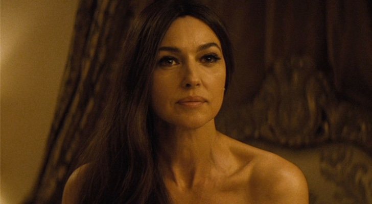 Monica Bellucci interpretando a la chica Bond Lucia en "<a href="https://www.ecartelera.com/peliculas/spectre/">Spectre</a>