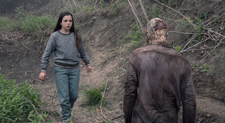 Charlie amenazada por un caminante en 'Fear The Walking Dead'