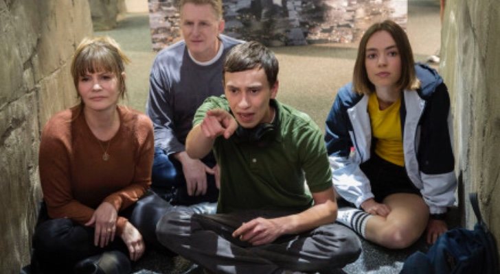 La familia de Sam frente al tanque de pingüinos de 'Atípico'