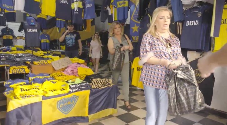 Carmen muy asustada abandona corriendo la tienda