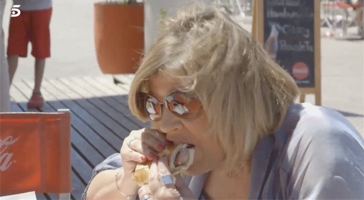 Terelu comiéndose el "choripan"