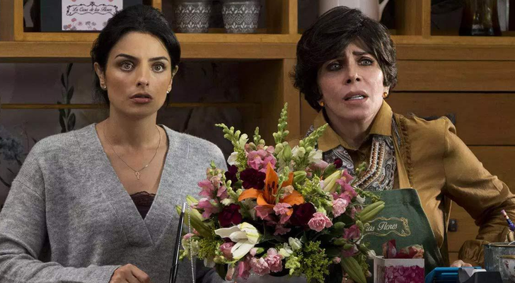 Aislinn Derbez y Verónica Castro en 'La casa de las flores'