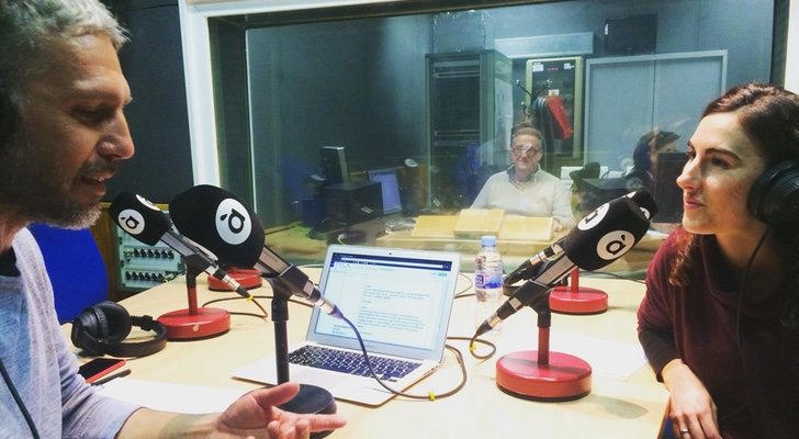 Espinosa es además locutor de un programa de radio en el grupo