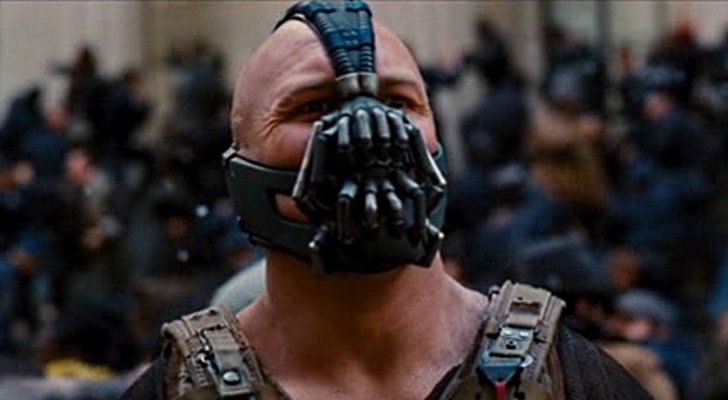 Bane en "El Caballero Oscuro: La leyenda renace", interpretado por Tom Hardy