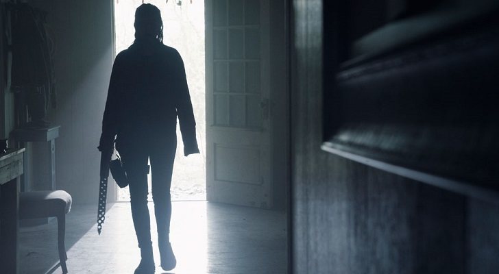 Alicia entra en una casa abandonada en 'Fear The Walking Dead'
