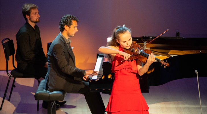 La representante española durante su actuación en el Festival de Eurovisión de Jóvenes Músicos 2018