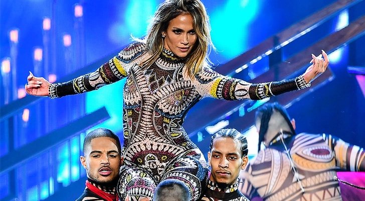 Jennifer Lopez actuando en la American Music Awards de 2015