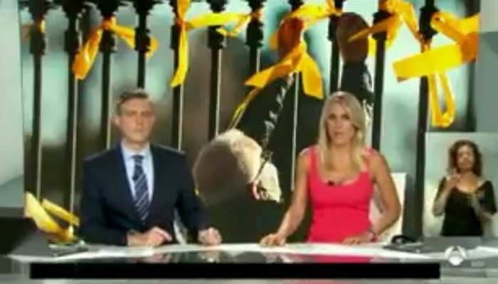 Los presentadores de 'Antena 3 Noticias' informando sobre el ataque en Cornellà