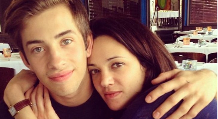 Asia acusada de abuso sexual