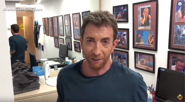 Pablo Motos mostrando su camerino