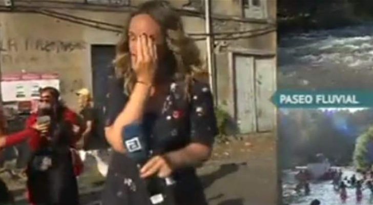 Momento en el que la reportera sufre el incidente