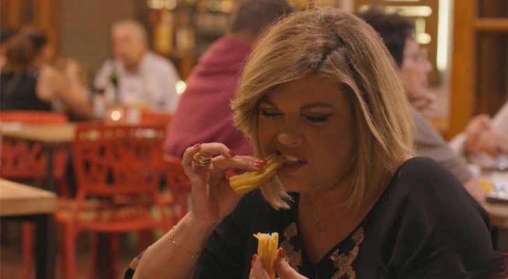 Terelu devorando los churros chilenos en 'Las Campos'