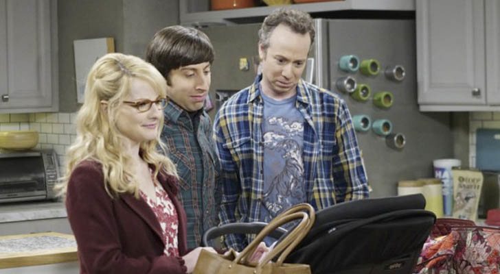 Stuart con Howard y Bernadette en 'The Big Bang Theory'