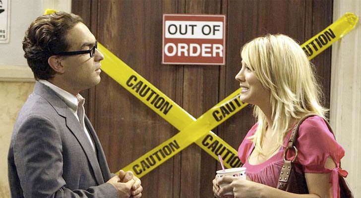 Leonard y Penny en el descansillo de 'The Big Bang Theory'
