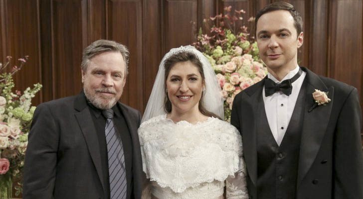 Mark Hamill como maestro de ceremonias de la boda de Amy y Sheldon