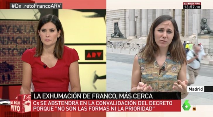 Un hombre se cae durante una conexión de 'Al rojo vivo'