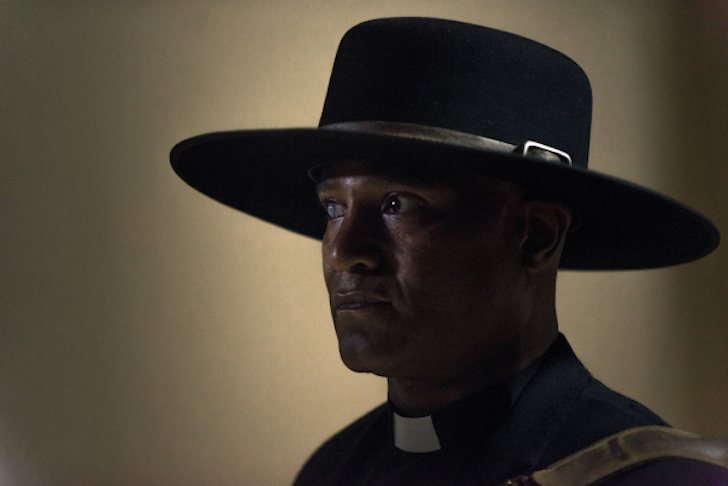 Seth Gilliam como el padre Gabriel